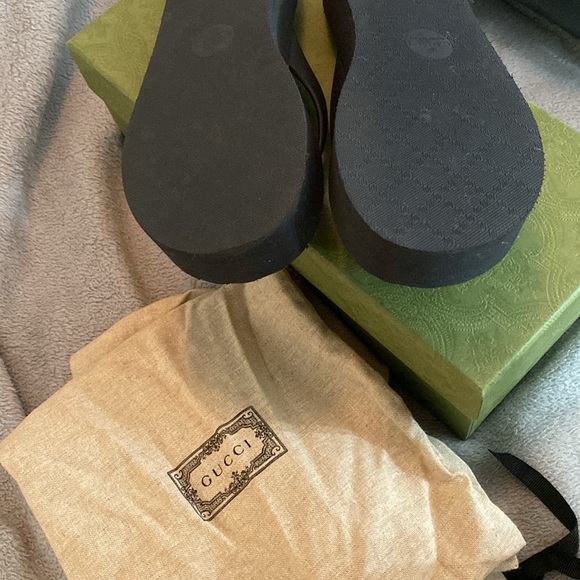 Authentic Gucci rubber Chevron platform flip-flops - Picture 7 of 8